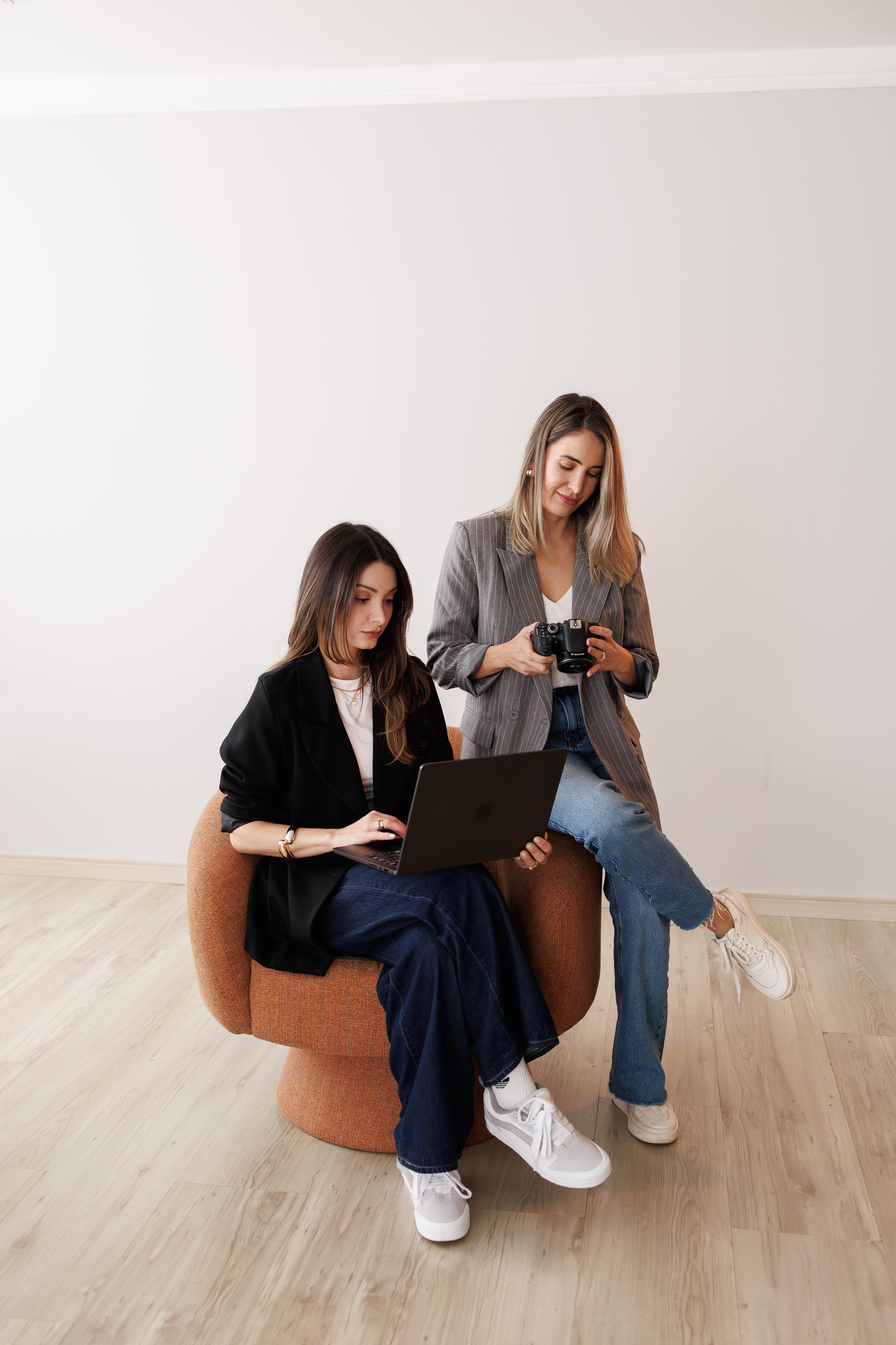 As sócias da AB26 analisando um perfil juntas no tablet